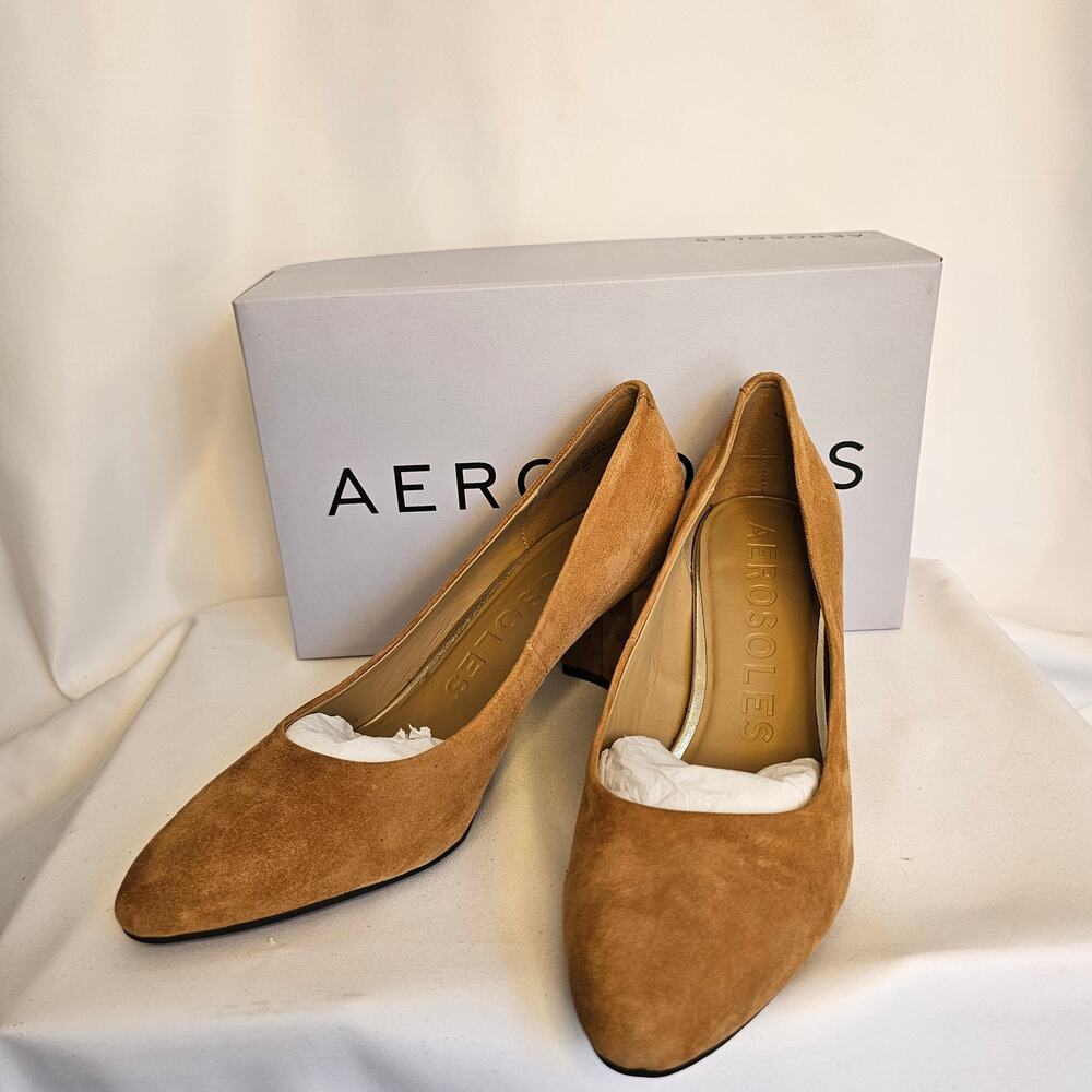 NIB Aerosoles 9W‎ Tan Suede Minimalist Chunky Betsy Classic Pump